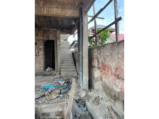 Immeuble en construction à vendre dans la commune de Lingwala non loin de la route principale de 24 novembre