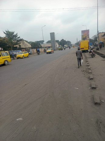 vente-dune-parcelle-avec-maison-a-demolir-dans-la-commune-de-ndjili-q3-tres-bon-endroit-non-loin-de-macadam-big-0